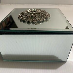 Trinket/jewellery box mirrors on all sides and top large 3" piece on top vintage